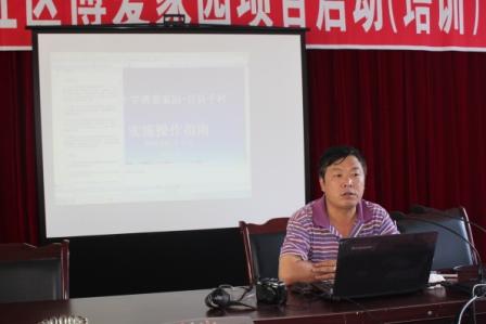 县红十字会项目管理人员正在授课